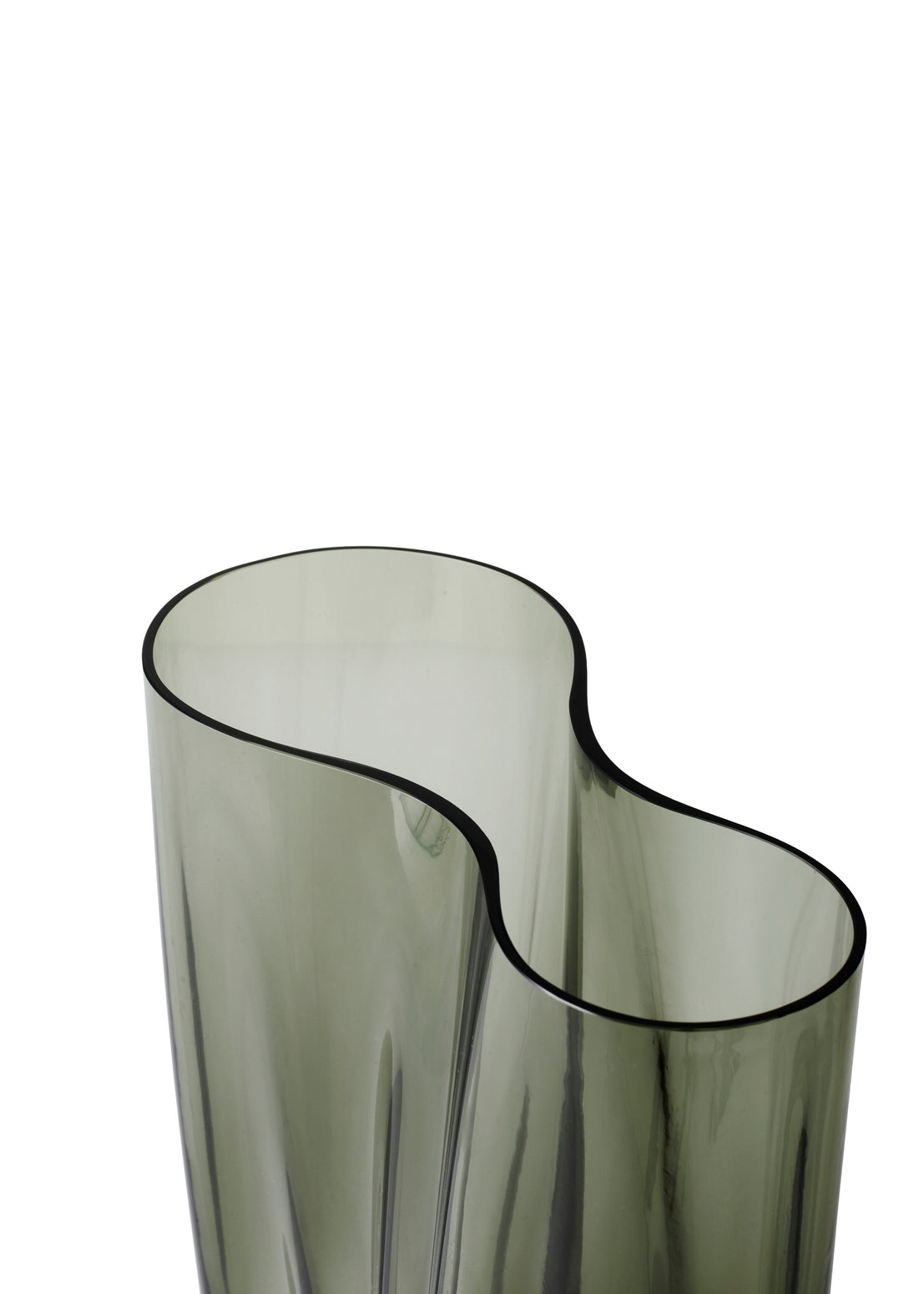 Vasen Aer har en elegant og myk form, og er laget i munnblåst, sotet glass.