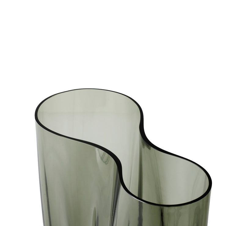 Vasen Aer har en elegant og myk form, og er laget i munnblåst, sotet glass.