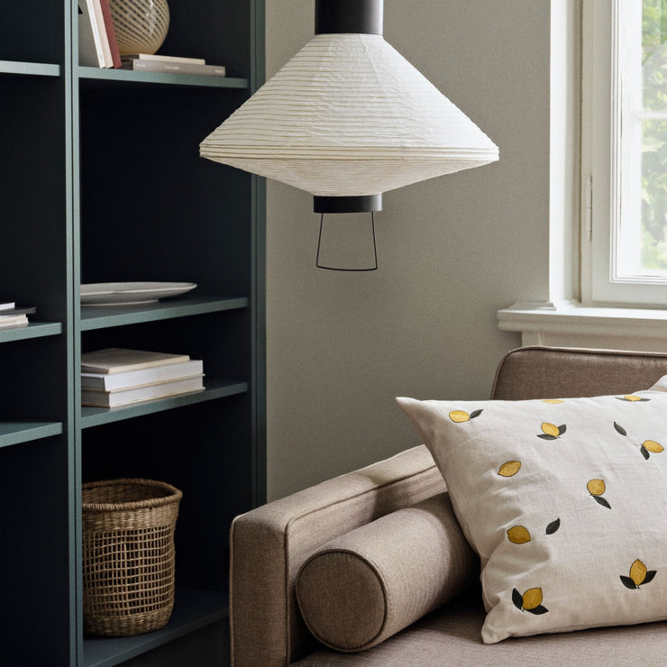 Ta med deg en smak av sommer inn! Lemon Cushion fra Broste har søte små sitroner brodert i bomullstrekket