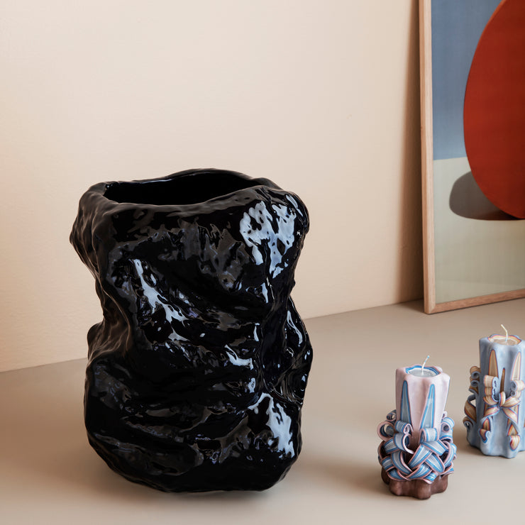 Tuck vase fra ferm LIVING, er en unik vase formet i keramikk. Designerne til ferm LIVING, ville oppnå en få fram en perfekt balanse mellom mykt og vakkert uttrykk og et statement - og formet den første Tuck vasen for hånd.