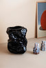 Tuck vase fra ferm LIVING, er en unik vase formet i keramikk. Designerne til ferm LIVING, ville oppnå en få fram en perfekt balanse mellom mykt og vakkert uttrykk og et statement - og formet den første Tuck vasen for hånd.