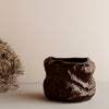 Tuck vase fra ferm LIVING, er en unik vase formet i keramikk. Designerne til ferm LIVING, ville oppnå en få fram en perfekt balanse mellom mykt og vakkert uttrykk og et statement - og formet den første Tuck vasen for hånd.