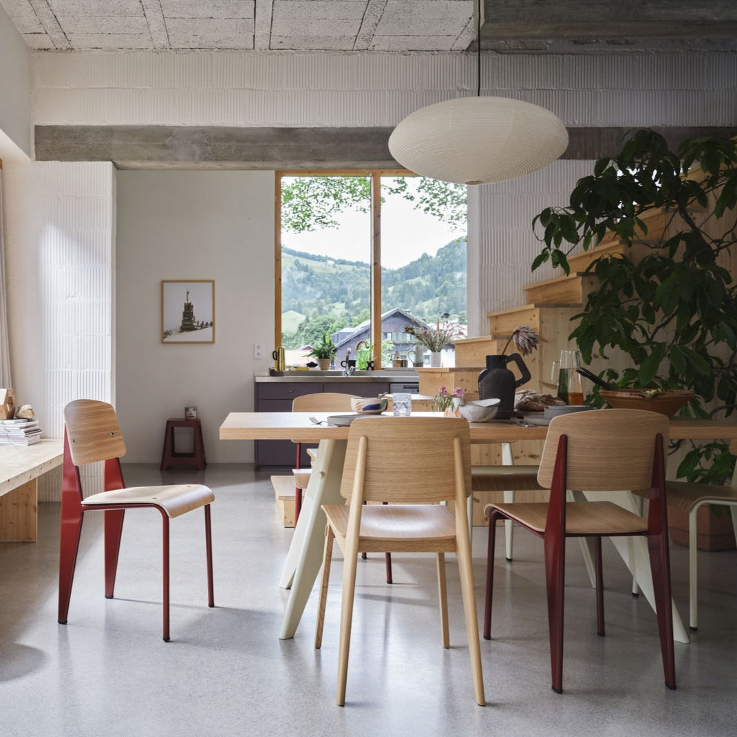 Spisebordet EM Table fra Vitra, designet av Jean Prouvé i 1950, utstråler en vakker eleganse og vil kunne passe godt inn i flere type innredninger.