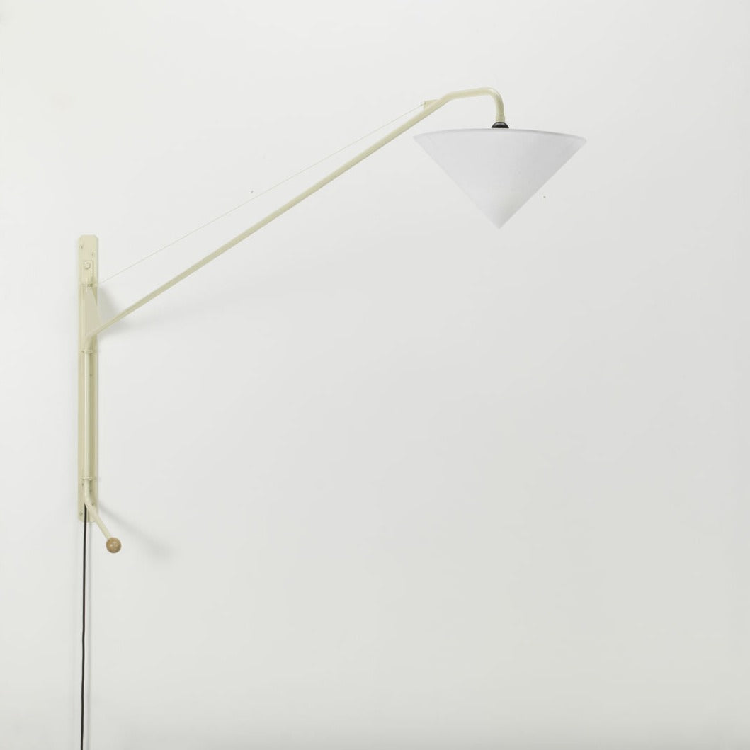 Ønsker du et mykere og mer diffust lys finnes det også en lampeskjerm – kjegleformede Abat-Jour Conique – som er designet spesielt til lampen av Jean Prouvé. 