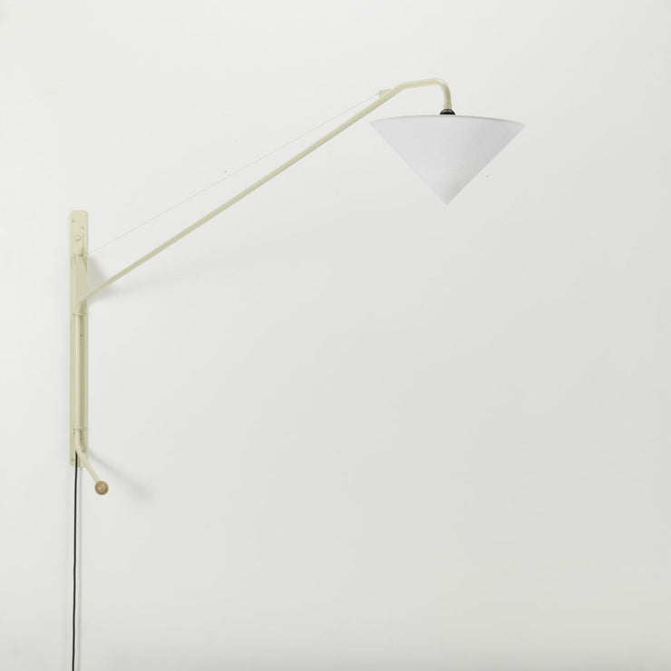 Ønsker du et mykere og mer diffust lys finnes det også en lampeskjerm – kjegleformede Abat-Jour Conique – som er designet spesielt til lampen av Jean Prouvé. 