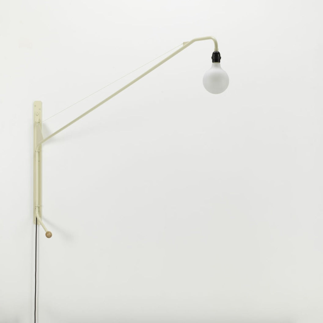 Lampen Potence finnes også i den originale Prouvé-fargen Blanc Colombe, en ecrufarge som passer spesielt godt til den industrielle lampen. 