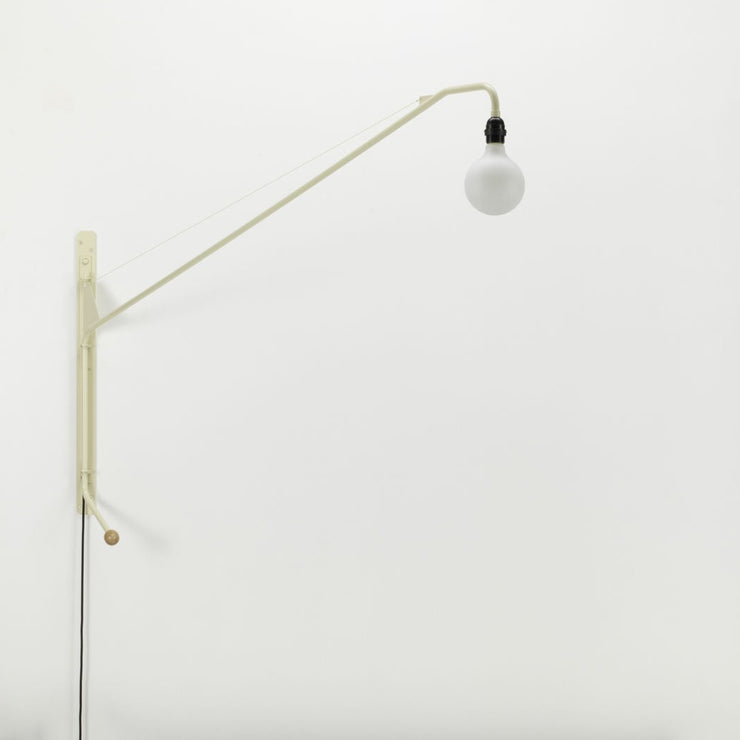 Lampen Potence finnes også i den originale Prouvé-fargen Blanc Colombe, en ecrufarge som passer spesielt godt til den industrielle lampen. 