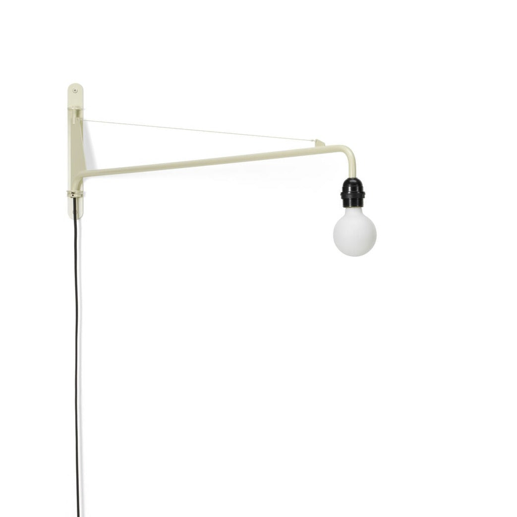 Vegglampen Petite Potence fra Vitra i fargen Prouvé Blanc Colombe.