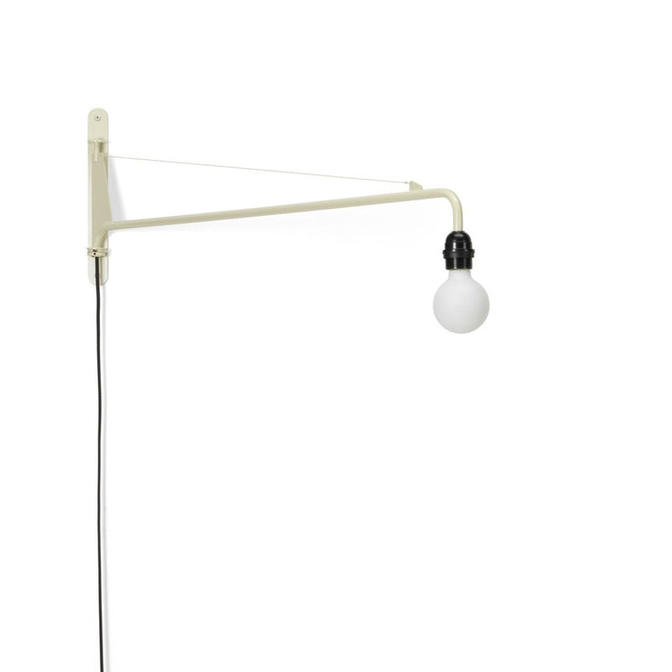 Vegglampen Petite Potence fra Vitra i fargen Prouvé Blanc Colombe.