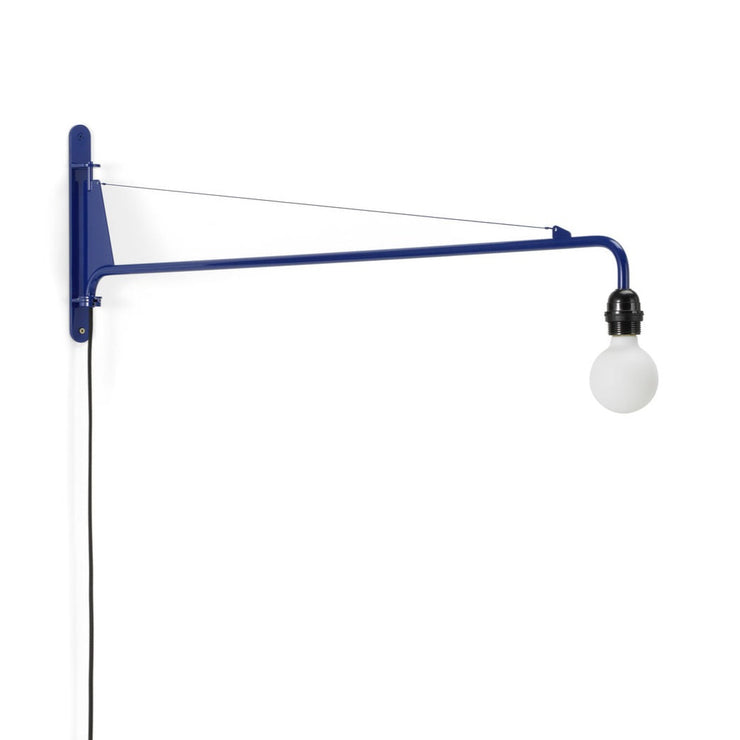 Vegglampen Petite Potence fra Vitra i fargen Prouvé Bleu Marcoule.
