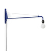 Vegglampen Petite Potence fra Vitra i fargen Prouvé Bleu Marcoule.
