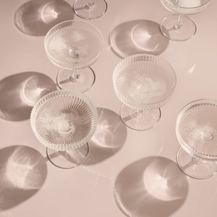 Ripple Champagneglass, fra ferm LIVING har en rillet overflate og klassisk utforming.