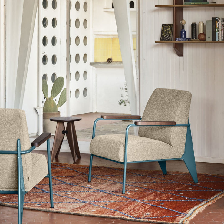 Her i ramme med fargen Bleu Dynastie, tekstil Nubia i fargen Bamboo/terra, og armlener i valnøtt