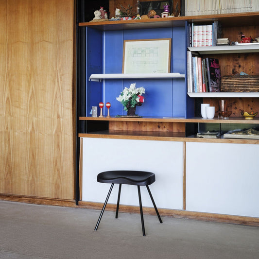 Krakken Tabouret N° 307 ble opprinnelig designet i 1951 av den anerkjente franske designeren Jean Prouvé. Nå er den tidløse krakken relansert av Vitra med sete i massiv eik.