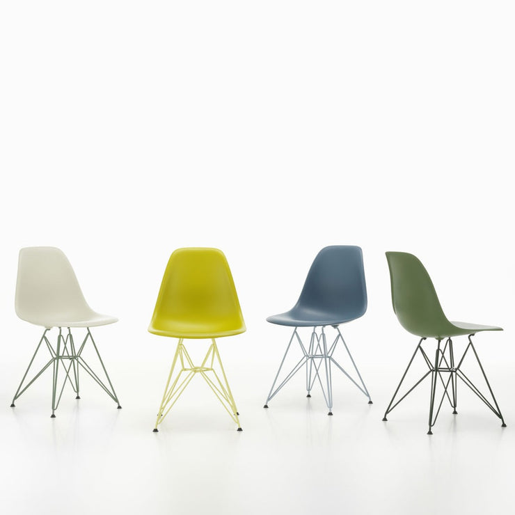 Stolen Eames Side Chair DSR i fire nye fargekombinasjoner. Disse kan også fint brukes utendørs!