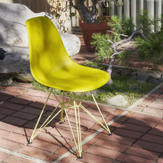 Vi blir aldri lei av denne vakre og funksjonelle klassikeren. Stolen Eames Side Chair DSR, fra Vitra, ble designet av Charles og Ray Eames på 50-tallet. Design-duoens ambisjon var å "få mest av det beste ut til flest mennesker - for minst mulig". Nå kommer den i flere nye farger, deriblant i en nydelig sitrongul og sennepsfarget variant! 