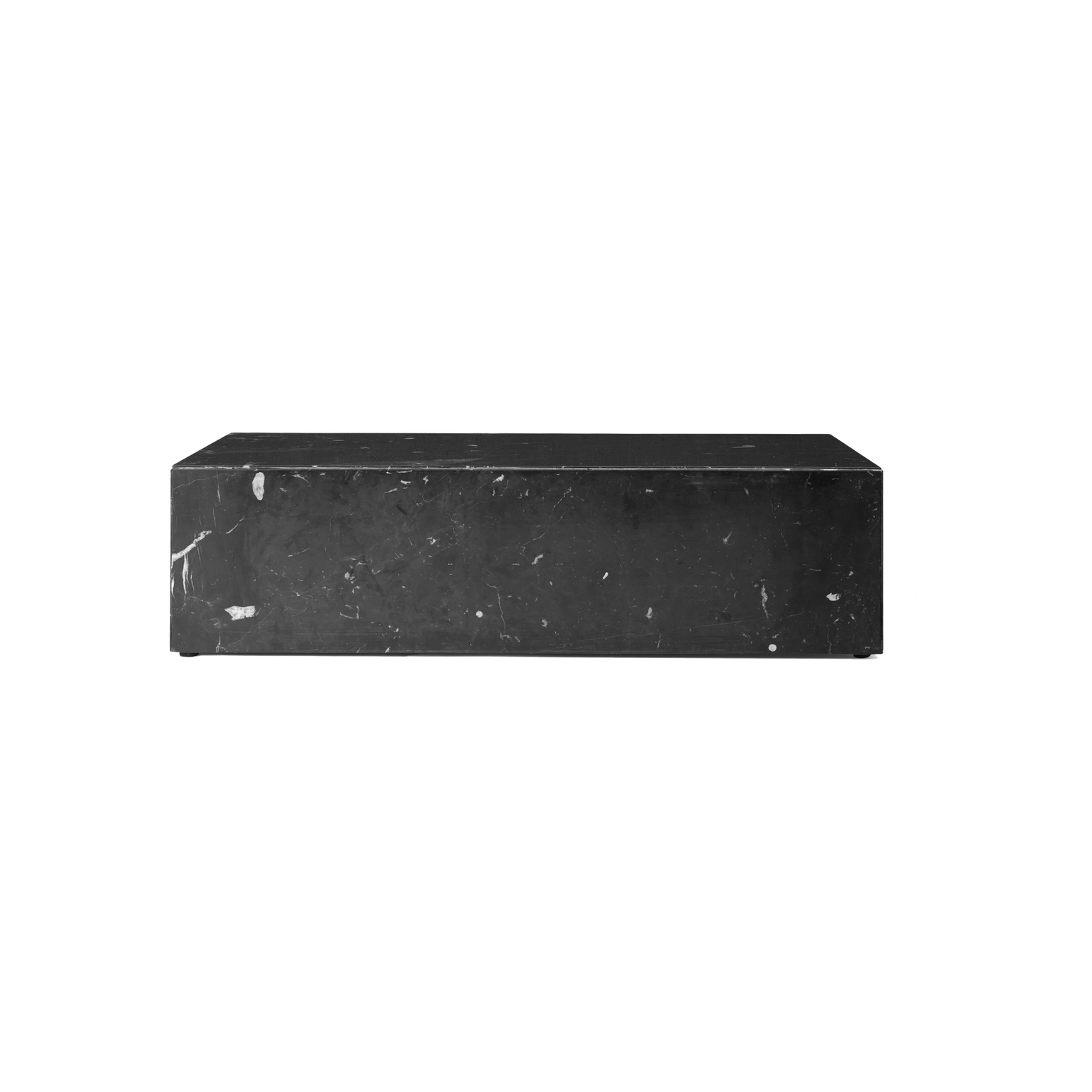 Sidebordet Plinth Low, fra Menu i hvit marmor er designet av Norm Architects.