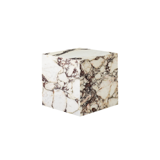 Sidebordet Plinth Cubic i beige og rosafarget Calacatta Viola marmor.