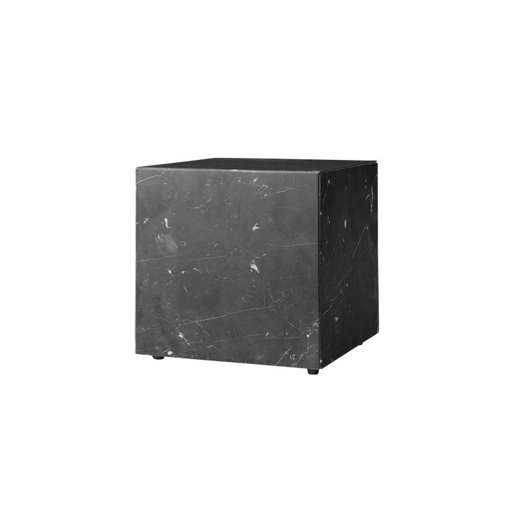 Sidebordet Plinth Cubic i svart marquina marmor.