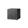 Sidebordet Plinth Cubic i svart marquina marmor.
