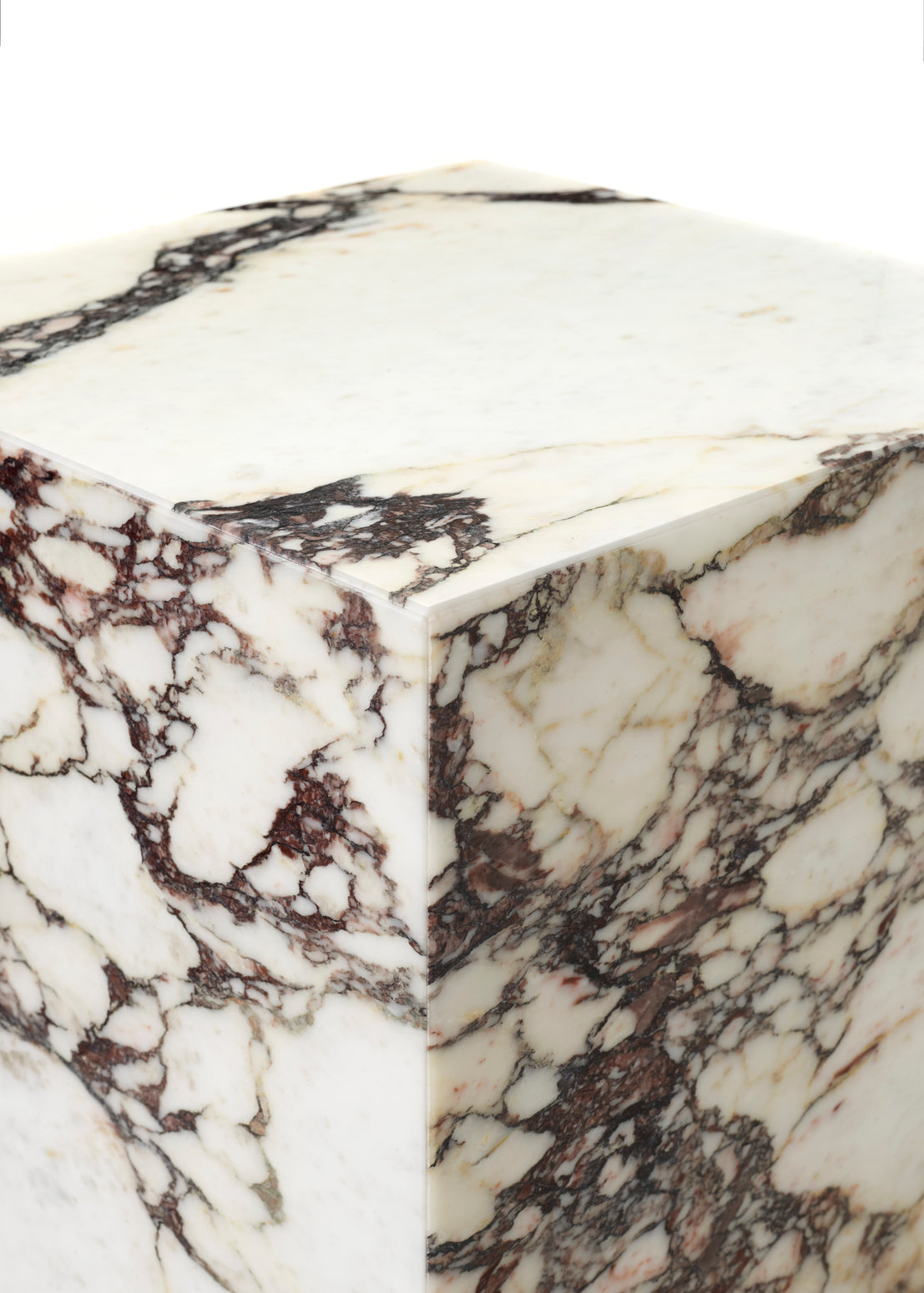 Beige og rosafarget Calacatta Viola marmor.