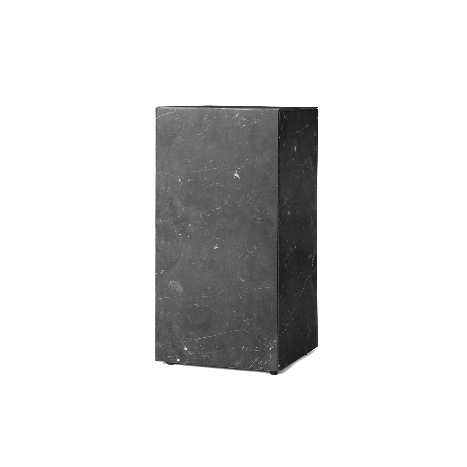Sidebordet Plinth Tall i svart marmor.