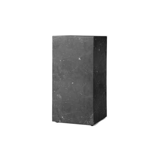 Sidebordet Plinth Tall i svart marmor.