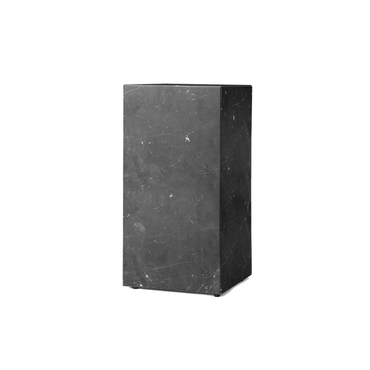 Sidebordet Plinth Tall i svart marmor.