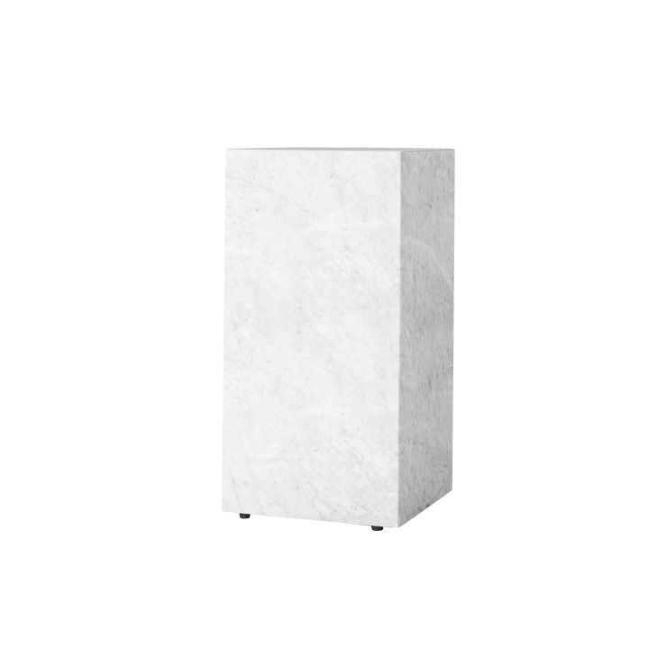 Sidebordet Plinth Cubic, fra Menu i hvit marmor er designet av Norm Architects.