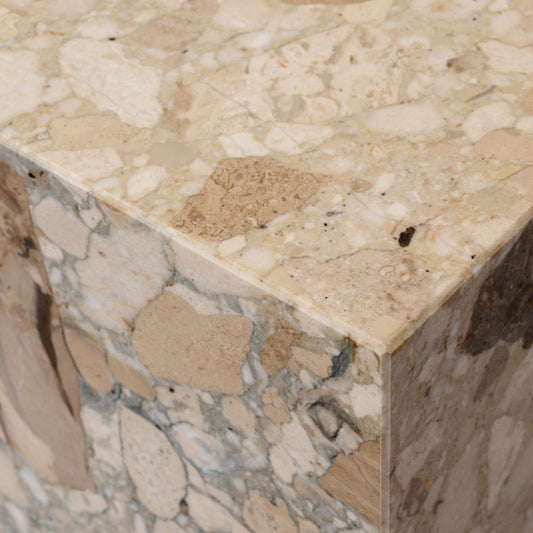 Den beige og sandfargede Kunis Breccia-steinen har mye variasjon i både farger og mønster. 