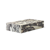Det skulpturelle bordet Plinth Grand kjennes sofistikert og tidløst, slik som resten av serien, bare hakket mer grandiost! Dette er utvilsomt et møbel du vil kunne ha glede av i lang, lang tid. 
