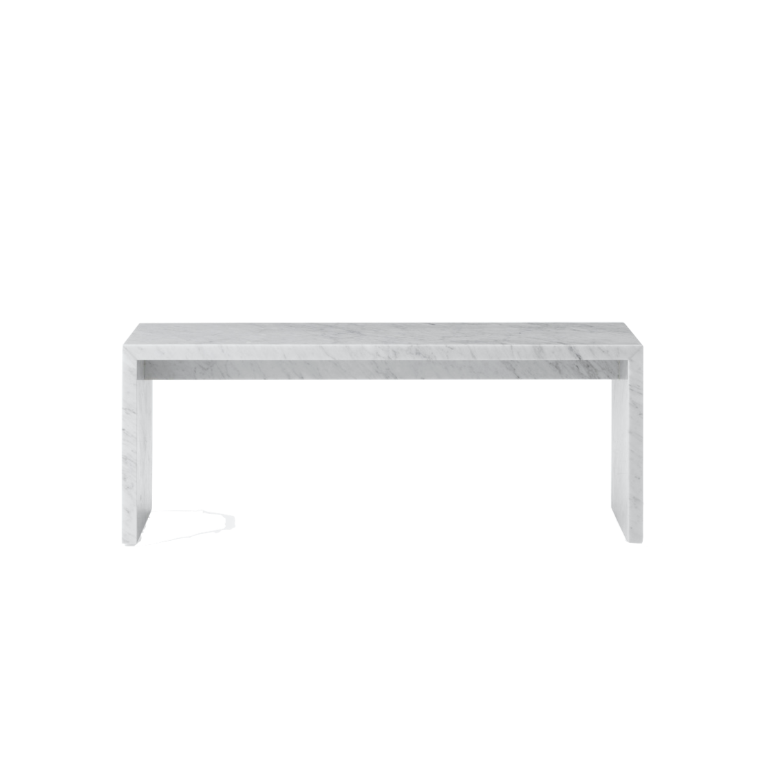 I den renskårne møbelserien Plinth er det utvilsomt de vakre naturmaterialene som spiller hovedrollen. Bordet er tilgjengelig i flere typer marmor samt i Kunis Breccia-stein.