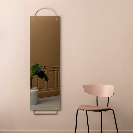 Adorn kan både henges opp i messingstangen, rett på veggen med skruer eller stå på gulvet.