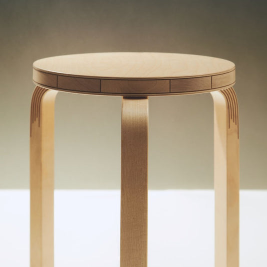 Med krakken Stool 60 Kontrasti feirer Artek 90-årsjubileet til den ikoniske krakken Stool 60. Designet hyller Alvar Aaltos produksjonsmetode fra 1933.