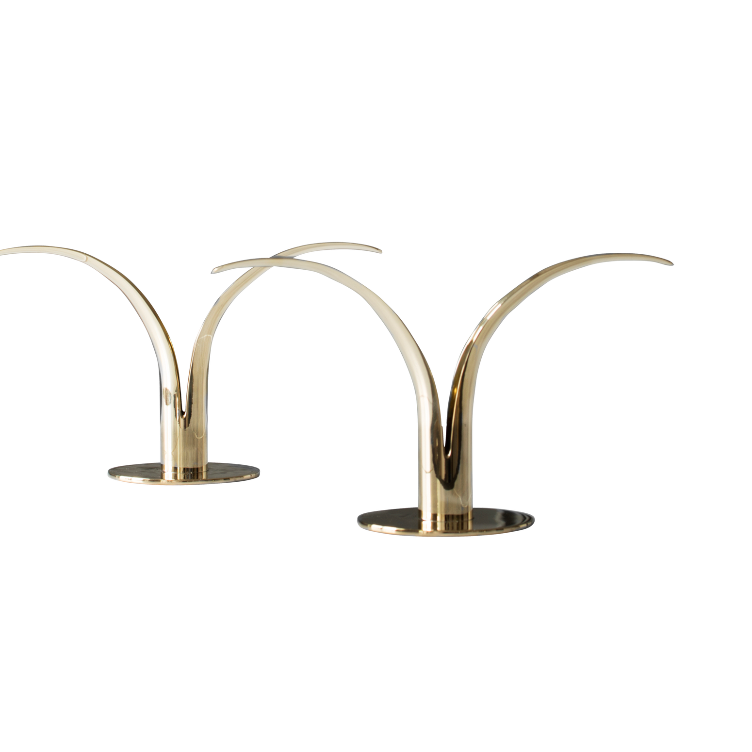 Lysestaken Lily i messing fra Skultuna  har et klassisk og tidløst design som egner seg godt som gave til bryllup, dåp og andre spesielle anledninger.