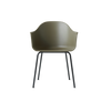 Stolen Harbour Chair i fargen Olive. Designerne ville lage en stol som var komfortabel og enkel, og som skulle fungere like bra rundt spisebordet hjemme som på et kontor – eller en restaurant.