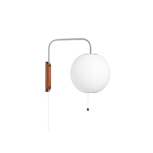 Vegglampe Nelson Ball med veggfeste i valnøtt