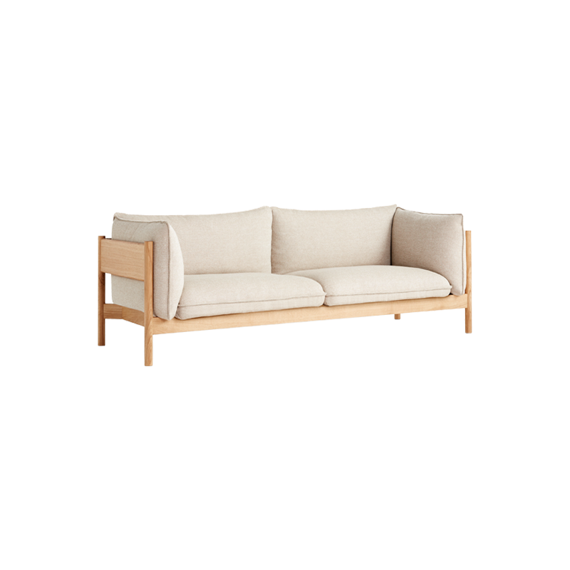 Kjøper du den arkitektoniske sofaen Arbour fra Hay får du ikke bare harmonisk og renskåren, skandinavisk estetikk inn i stua, men også optimal komfort og kvalitet. I tillegg er den miljøvennlig i materialvalgene, og alle deler kan repareres eller erstattes enkeltvis ved behov. Genialt! Her med  eikeramme og tekstil Hallingdal 220.