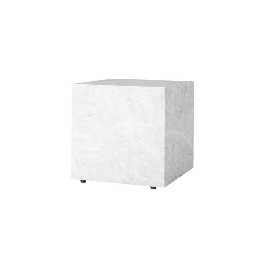 Sidebordet Plinth Cubic, fra Menu i hvit marmor er designet av Norm Architects.