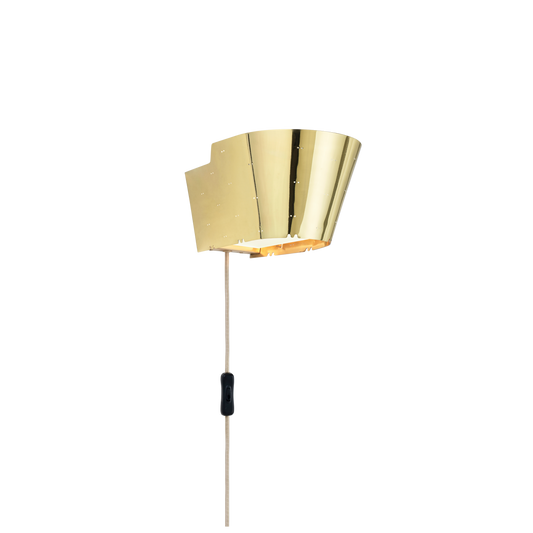 Messinglampen 9464 ble designet av den finske designeren Paavo Tynell 
 i 1947, og er nå relansert av Gubi i Tynell Collection.