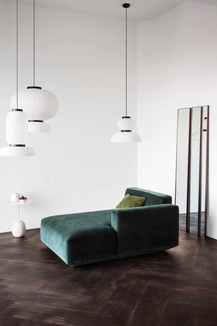 Lampen er designet av den spanske stjernedesigneren Jaime Hayon, som er kjent for å utfordre konvensjonelle rammer innen interiørdesign. Lampeserien Formakami består av tre ulike lamper i rispapir med svarte eikekanter.
