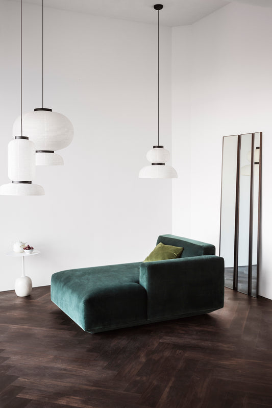 Lampen er designet av den spanske stjernedesigneren Jaime Hayon, som er kjent for å utfordre konvensjonelle rammer innen interiørdesign. Lampeserien Formakami består av tre ulike lamper i rispapir med svarte eikekanter.
