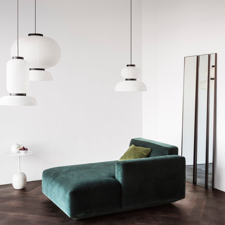 Lampen er designet av den spanske stjernedesigneren Jaime Hayon, som er kjent for å utfordre konvensjonelle rammer innen interiørdesign. Lampeserien Formakami består av tre ulike lamper i rispapir med svarte eikekanter.