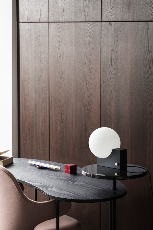 Lampen er nydelig som bordlampe, og perfekt som vegglampe over en seng eller i en gang. Den gir et nydelig lys og kommer i tre ulike farger, Mirror, Black og Clay.