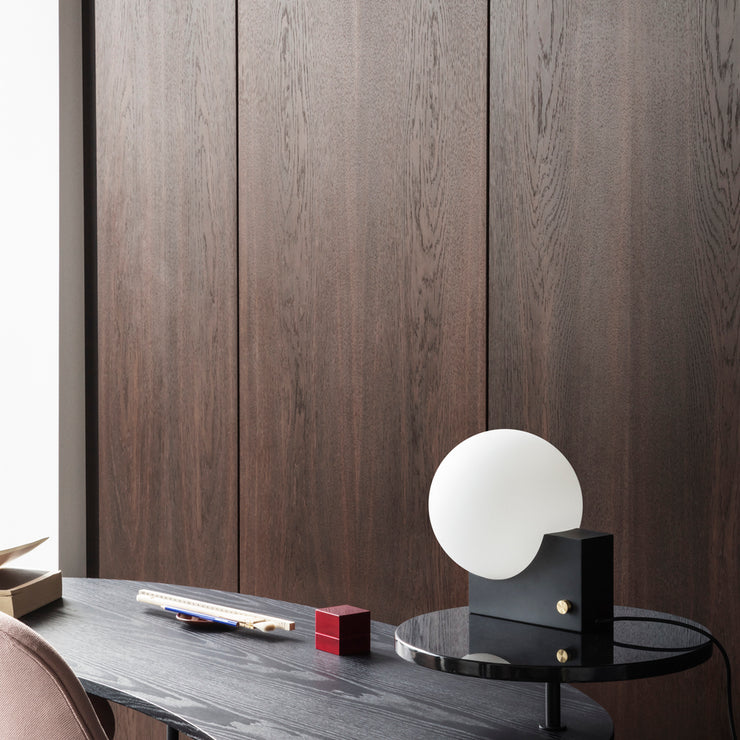 Lampen er nydelig som bordlampe, og perfekt som vegglampe over en seng eller i en gang. Den gir et nydelig lys og kommer i tre ulike farger, Mirror, Black og Clay.