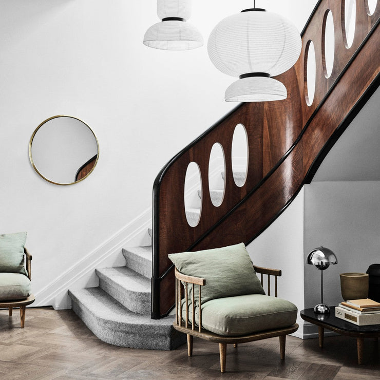 Fly SC10 lenestol er designet av Space Copenhagen, og er den perfekte kombinasjonen av skulpturell design og komfort