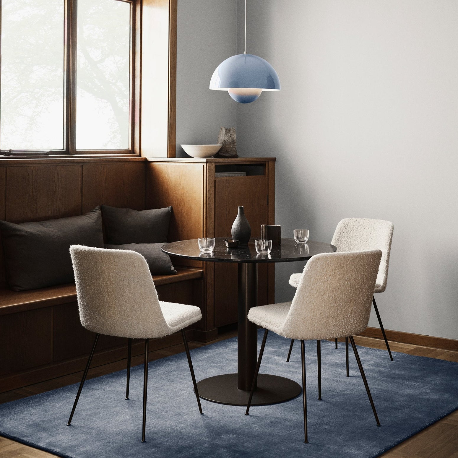 Stolen Rely fra &tradition, designet av Hee Welling, er stilren og elegant på en gang. Supergod å sitte i er den også! Rely har myke former, og tilfører varme til spiseplassen. 