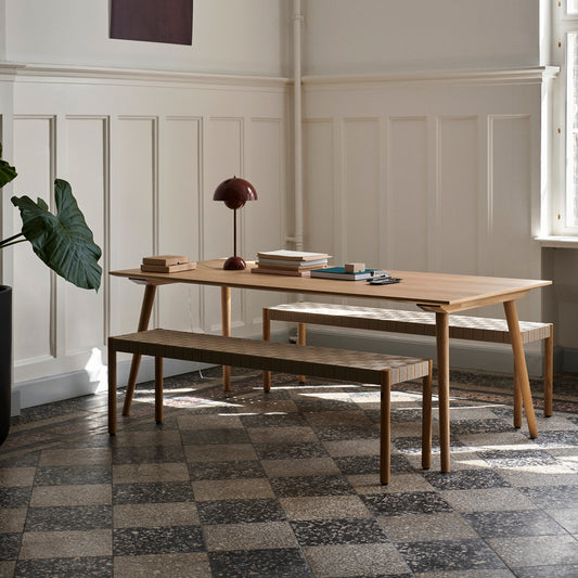 Klassiske håndverkstradisjoner og teknikker har fått et nytt og kontemporært uttrykk i serien Betty designet av Thau & Kallio for &tradition. Det fine flettebåndet gir god sittekomfort, og trerammen kjennes både solid og lett!