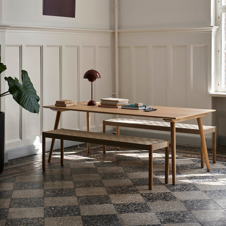 Klassiske håndverkstradisjoner og teknikker har fått et nytt og kontemporært uttrykk i serien Betty designet av Thau & Kallio for &tradition. Det fine flettebåndet gir god sittekomfort, og trerammen kjennes både solid og lett!