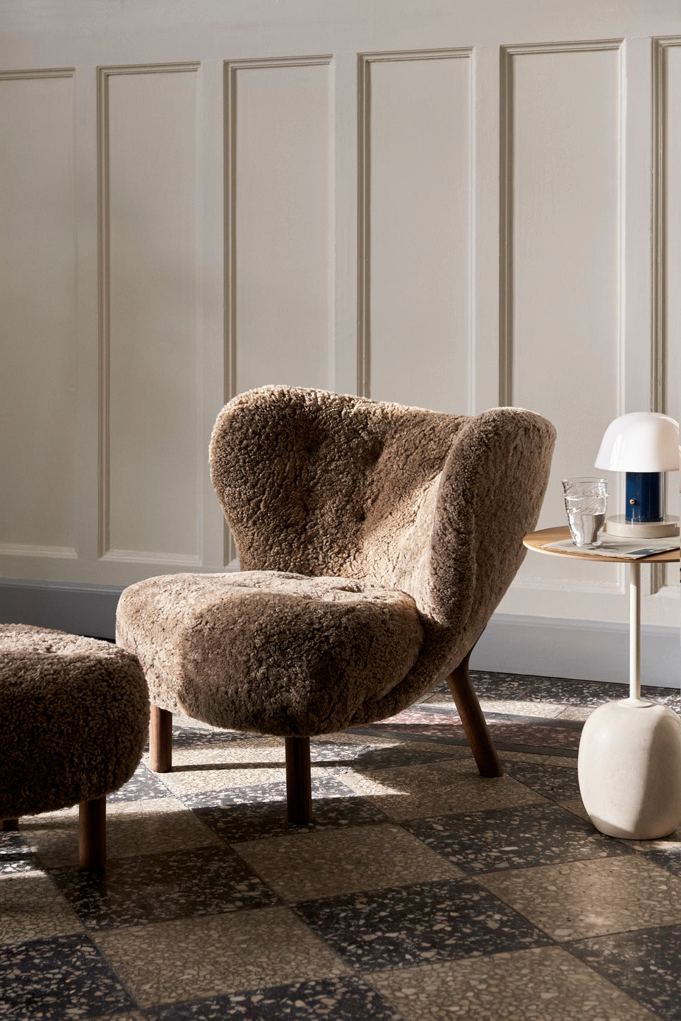 Little Petra, trukket i lammeull, Sheepskin i fargen Sahara